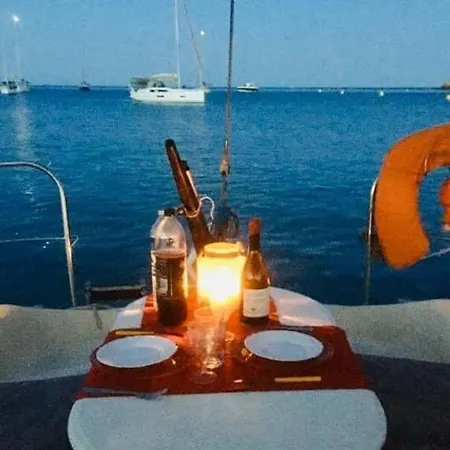 Botel Logement Insolite Dans Le Golfe De Saint Tropez
